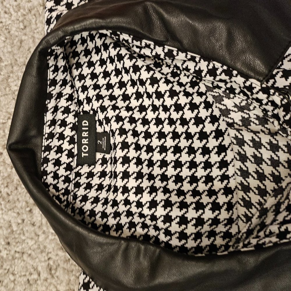 Torrid Houndstooth Button Down Blouse - image 1